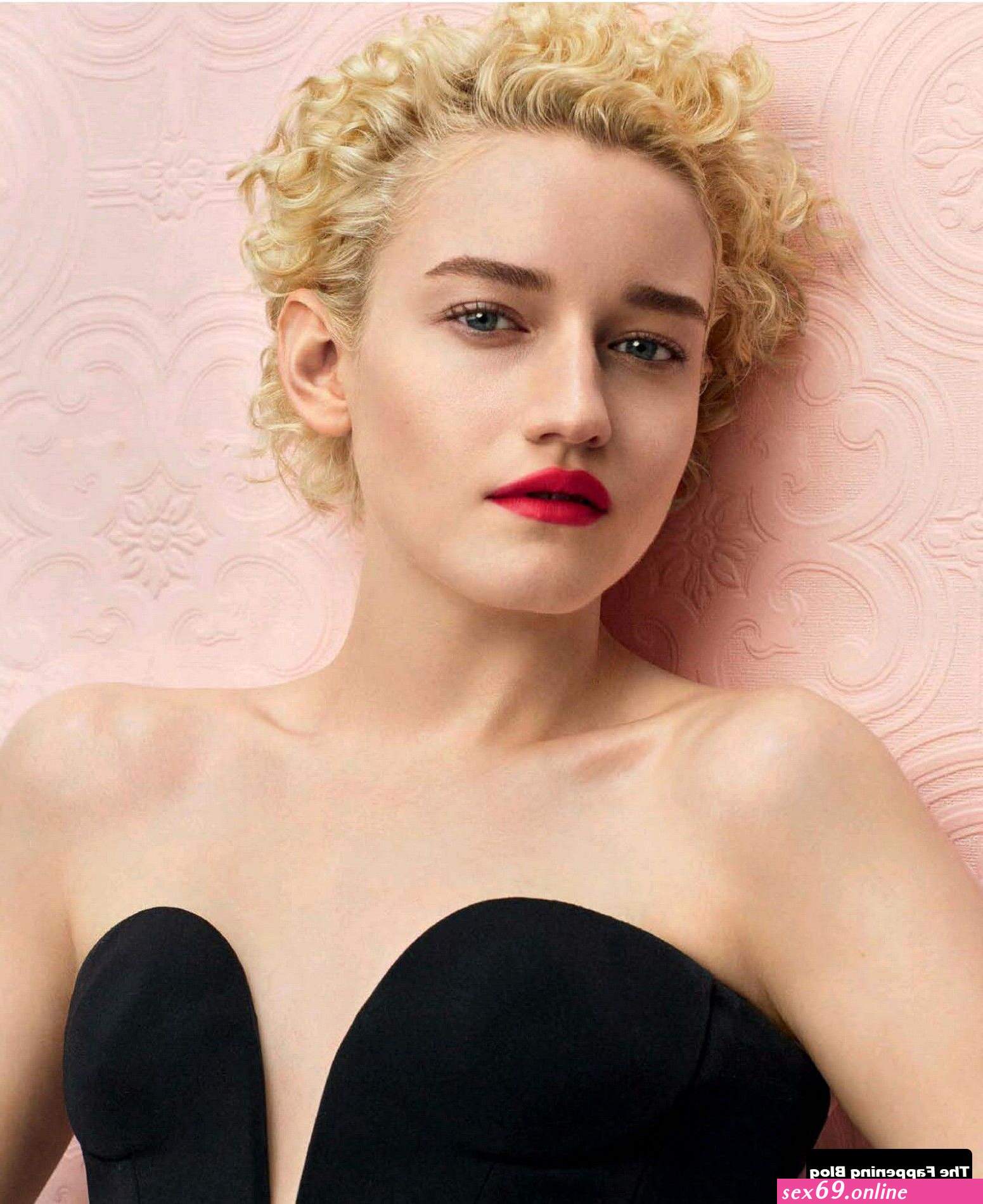 Julia Garner Naked Sexy Photos