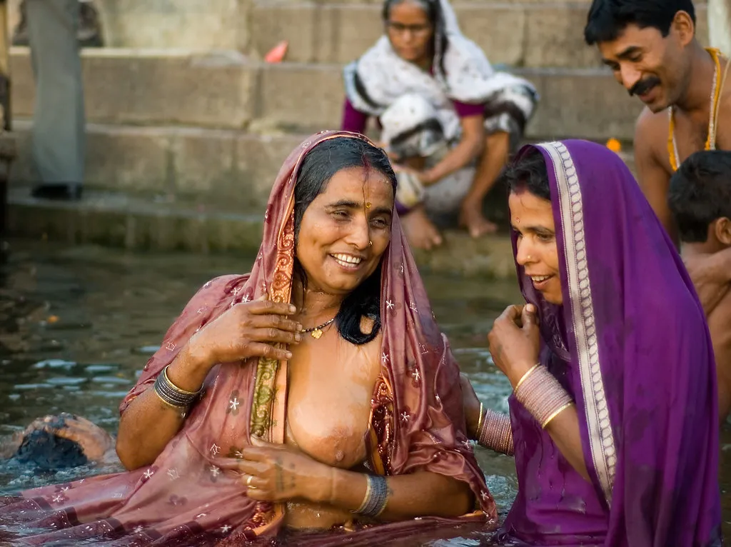 Desiriverbath - desi aunty open bathing in gange - Sexy photos