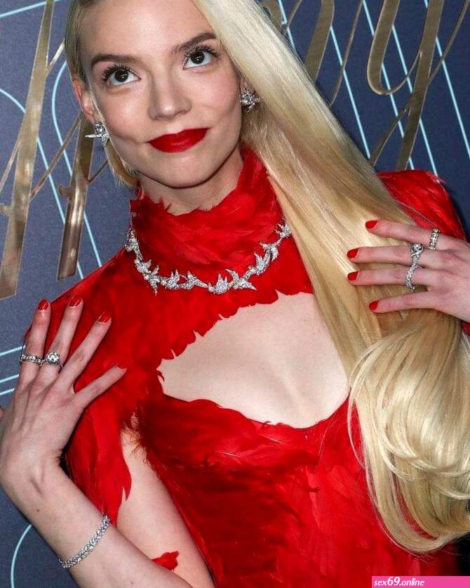 Anya Taylor-Joy anyataylorjoy owlicats 0559